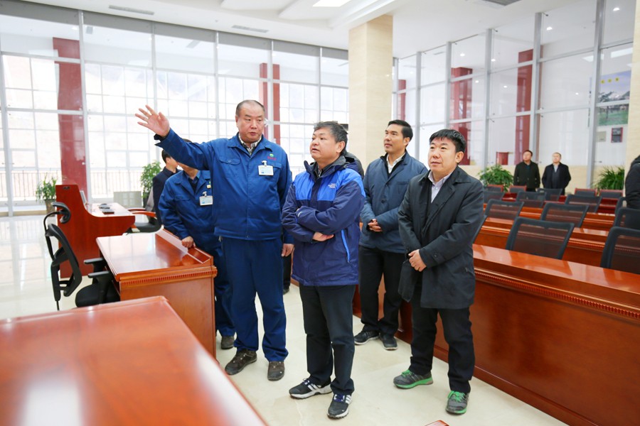 9-2016年12月，生態(tài)環(huán)境部部長(zhǎng)黃潤(rùn)秋（時(shí)任環(huán)境保護(hù)部副部長(zhǎng)）蒞臨金徽股份視察工作，對(duì)金徽股份 的環(huán)境保護(hù)工作給充分肯定。.jpg