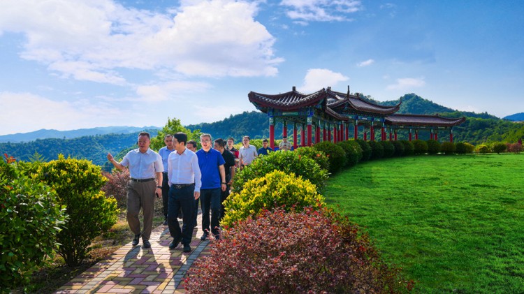 甘肅省自然資源廳黨組書(shū)記、廳長(zhǎng)丁巨勝到金徽股份指導(dǎo)工作